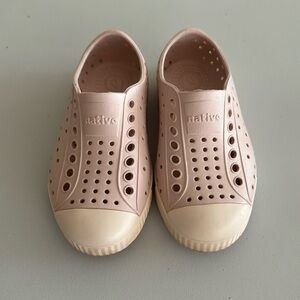 Native shoes size 8 toddler shell pink